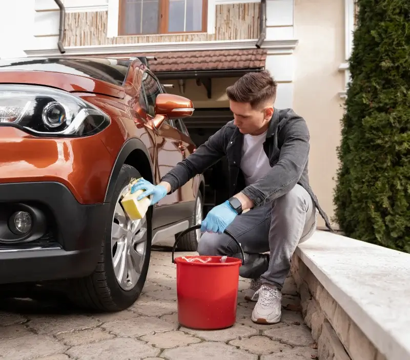 Lavage auto à domicile Pontfaverger-Moronvilliers : professionnel intervenant sur un véhicule